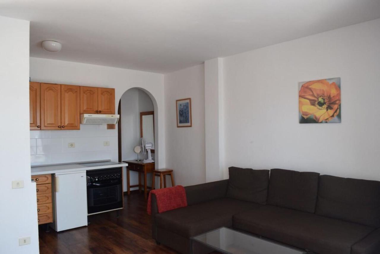 Apartamento Reni Tias Luaran gambar